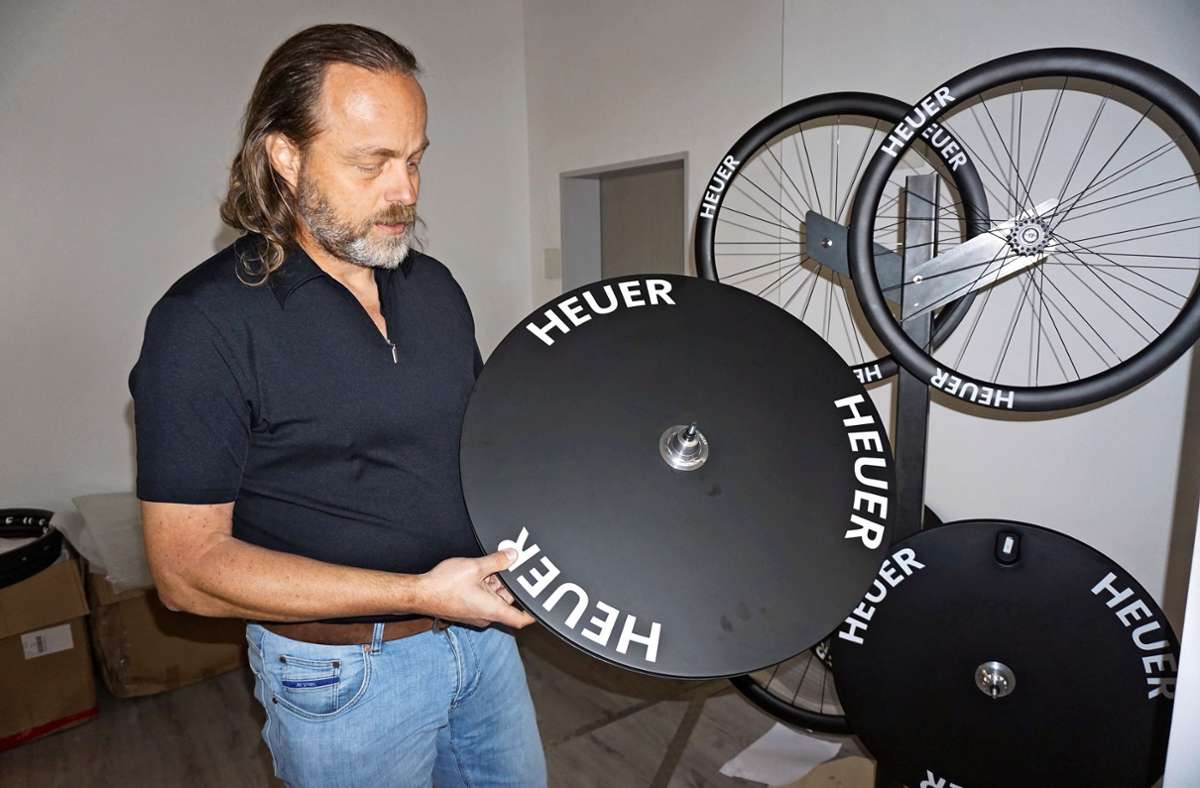 Heuer hält ein Laufrad in der Hand mit den von ihm entwickelten Fahrradnaben. Foto: Brucker