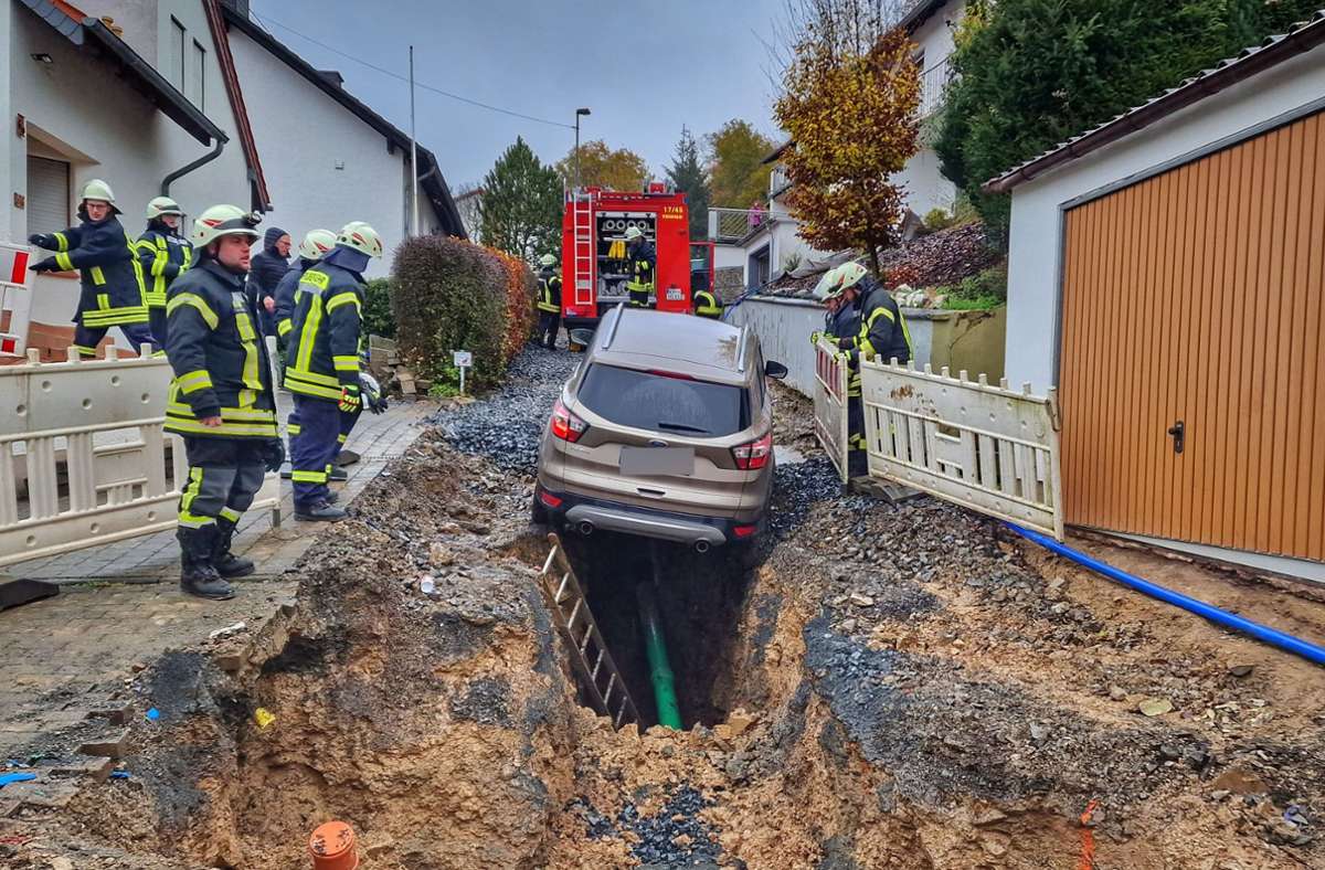 Großeinsatz in Simmertal: Auto stürzt in Baugrube hinab