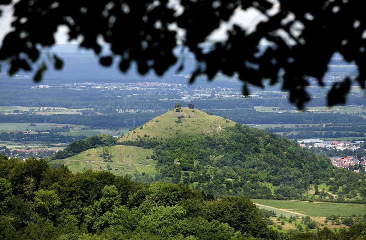 Die Limburg ist eines der Wahrzeichen von Weilheim. Der Berg ist in ein etwa 162 Hektar großes Naturschutzgebiet eingebettet.