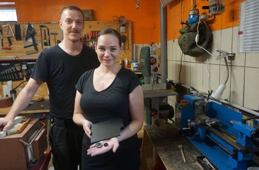 Kai-Ralf Reimer und seine Frau Monique, die eine Carbonplatte sowie einen fertigen Carbonring in der Hand hält. Foto: /Marion Brucker