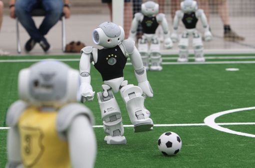 Humanoide Roboter  vom Deutschen Zentrum für Künstliche Intelligenz und der Universität Bremen tragen ein Fußballspiel aus. Während die meisten Bürger die Fußballregeln kennen, sieht es bei den Regeln von Künstlicher Intelligenz bescheiden aus. Foto: dpa/Sebastian Willnow
