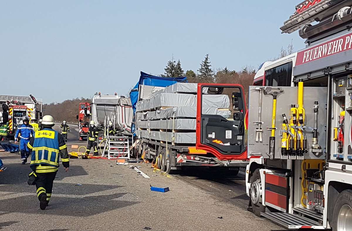 Tödlicher Unfall  bei Pforzheim: Lkw-Fahrer kracht in Vordermann und stirbt – A8 voll gesperrt