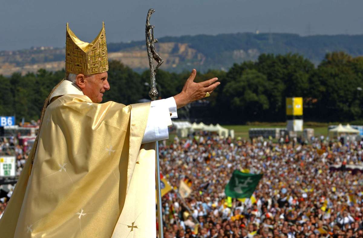 Papst Benedikt XVI. winkt 2006 bei der heiligen Messe auf dem Islinger Feld in Regensburg den Gläubigen zu.