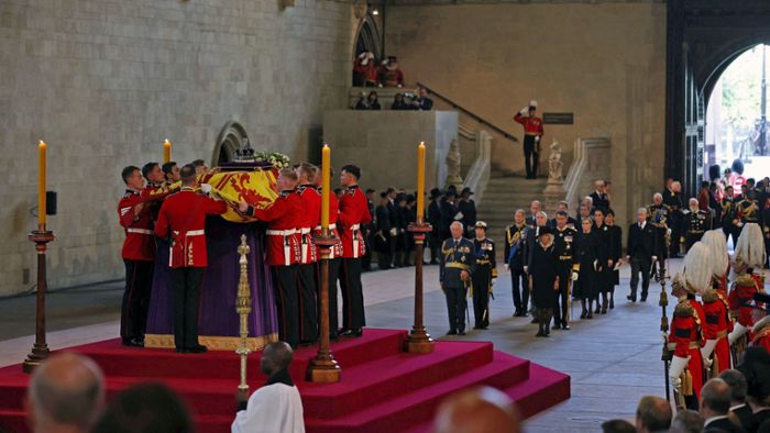 Sarg der Queen nach Trauerzug in der Westminster Hall aufgebahrt