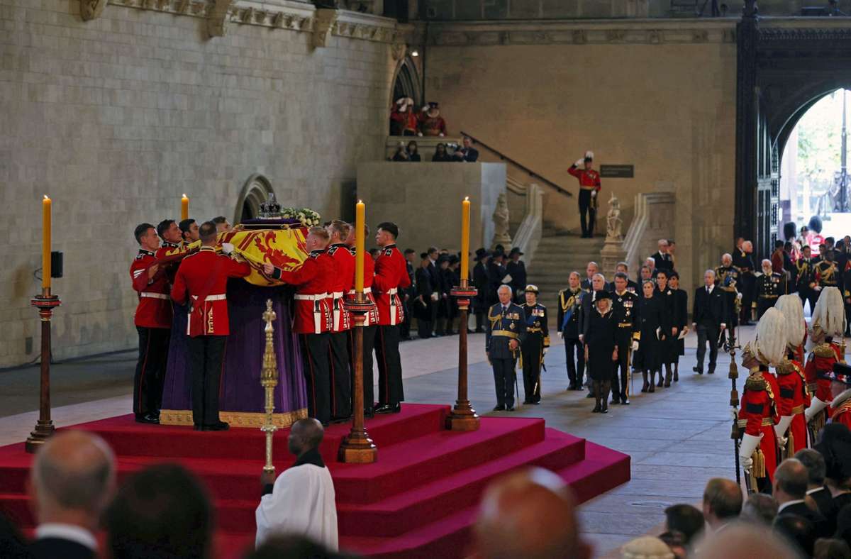 Queen Elizabeth II.: Sarg der Queen nach Trauerzug in der Westminster Hall aufgebahrt