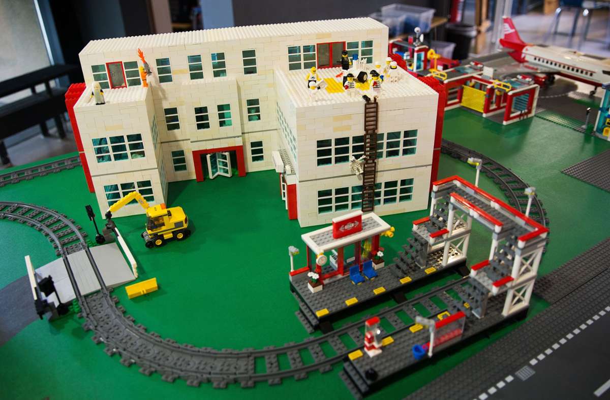 Auch eine Bahnlinie führte durch die Legostadt.