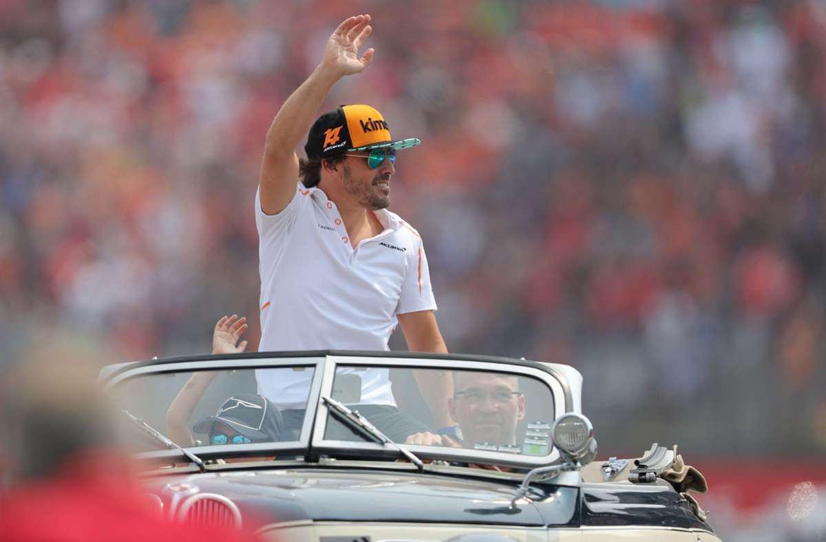 Wiedersehen mit Fernando Alonso: Der Spanier winkt bei der Fahrerparade beim  Grand Prix von Deutschland 2018 auf dem Hockenheimring den Fans zu.