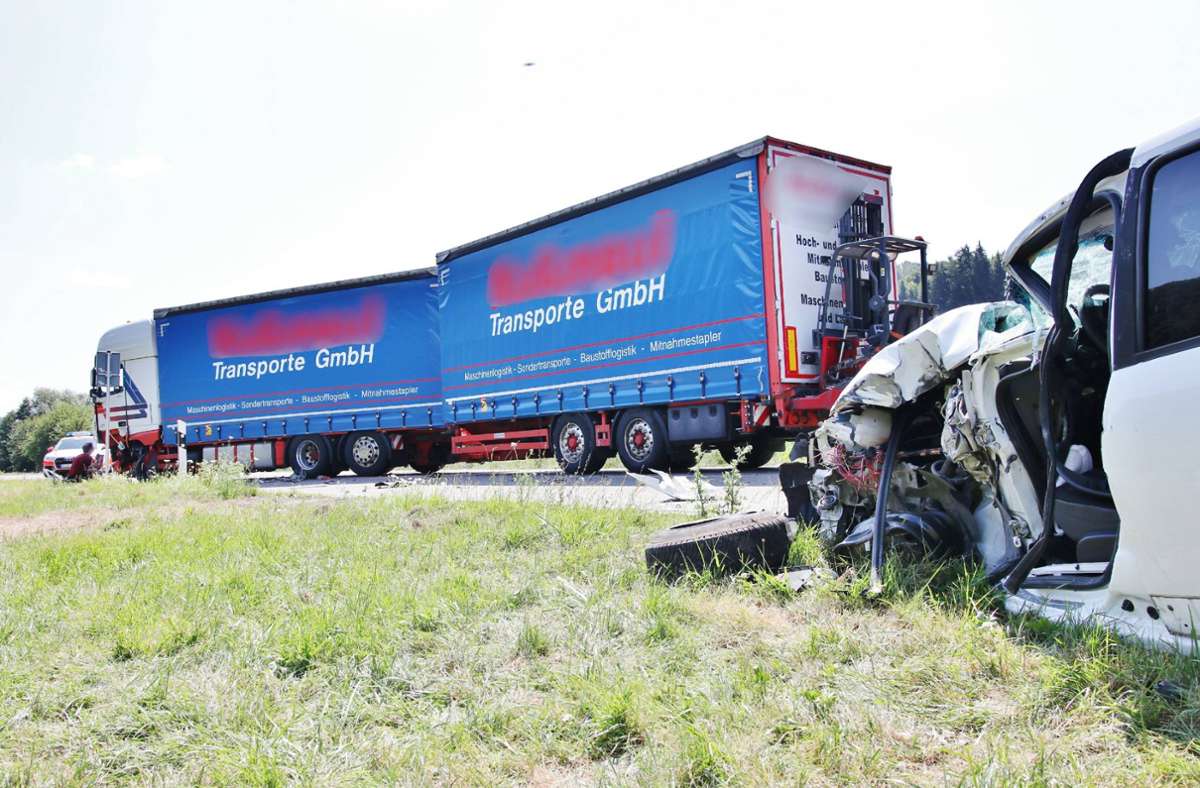 Unfall in Murrhardt: Frontal gegen Lastwagen gefahren