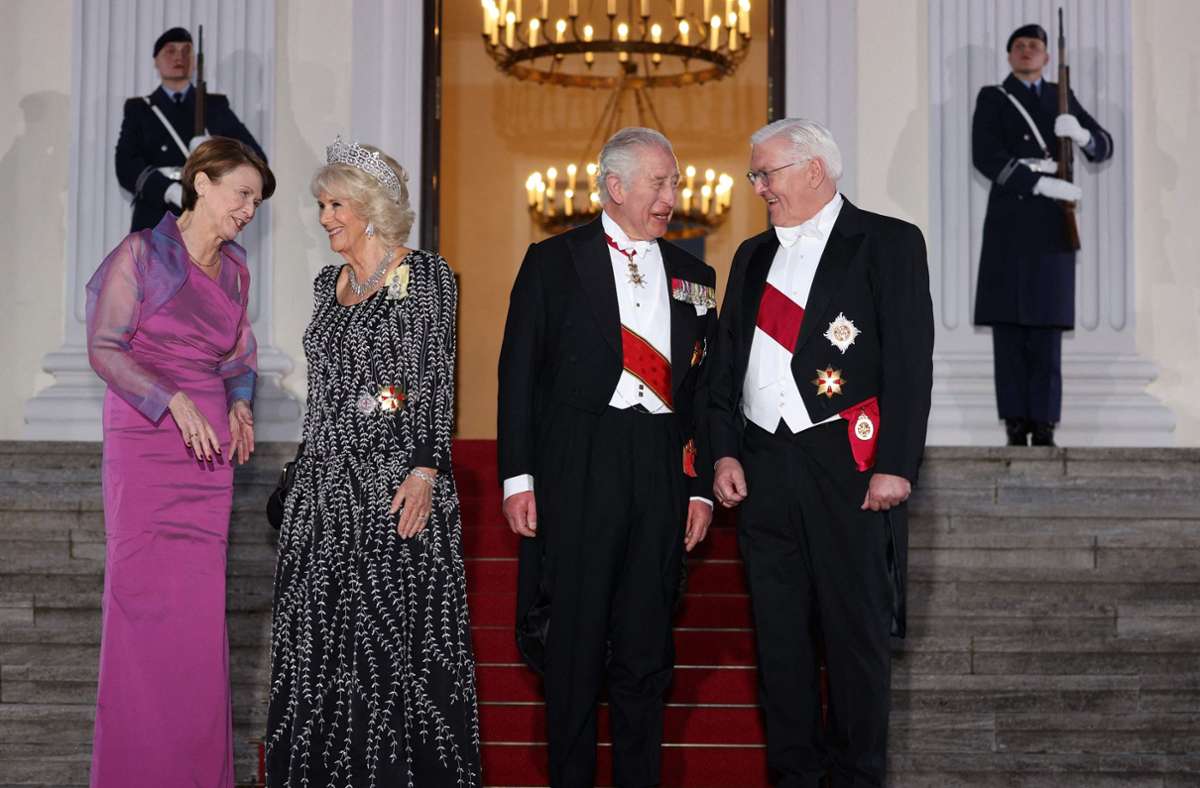 Charles und Camilla am Schloss Bellevue mit dem deutschen Bundespräsidenten Frank-Walter Steinmeier und Frau Elke Büdenbender.