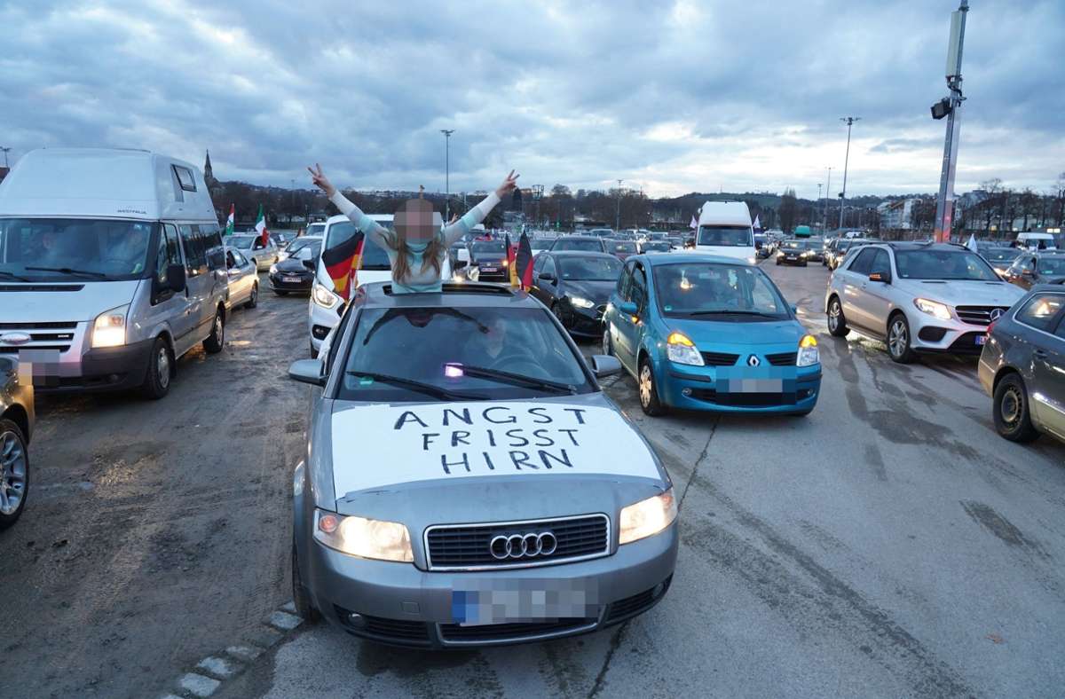 Gegner der Corona-Maßnahmen machen mobil: Langer Autokorso sorgt für Verkehrsbehinderungen in Stuttgart
