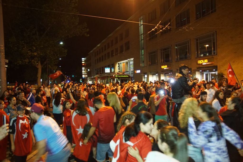 Türkische Fans feiern in Esslingen.