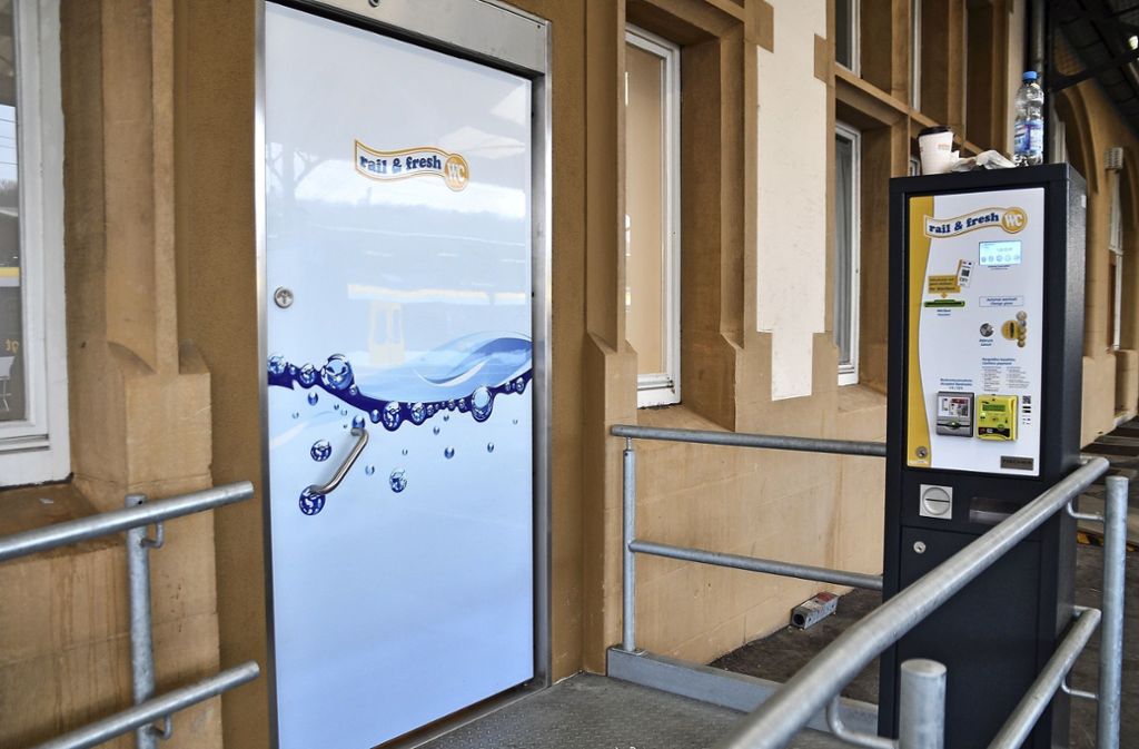 Der Automat für das „rail & fresh“-WC schluckt einen Euro und rückt aber nichts raus: Plochinger Bahnhof: Teurer Toilettengang