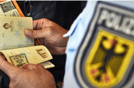 Nicht nur Routine: Die Bundespolizei bei einer Ausweiskontrolle. Foto: picture alliance/Marius Becker