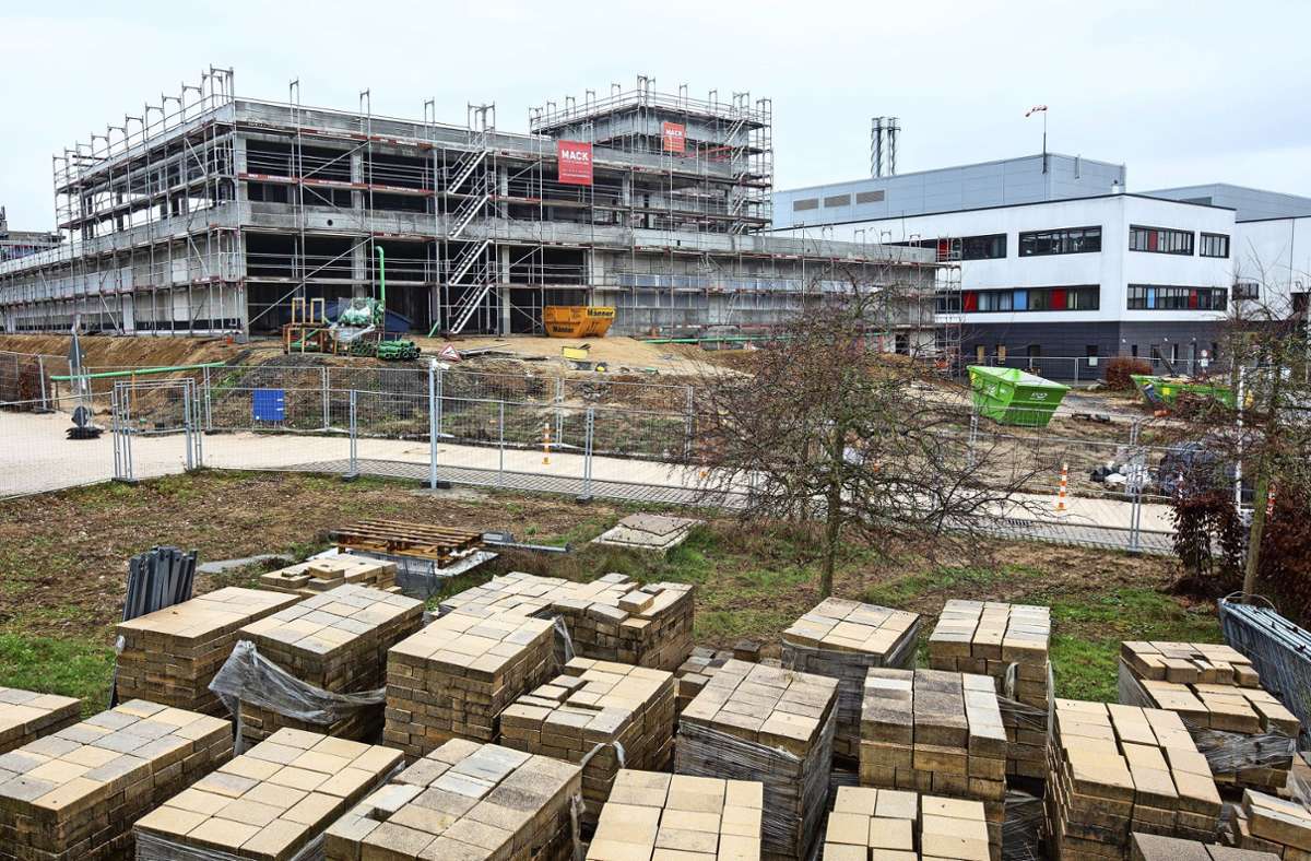 Der Rohbau für dieneue  Zentrale Notaufnahme (ZNA) an der Medius Klinik in Nürtingen steht, im Sommer 2024 soll das Gebäude eingeweiht werden. Foto: Ines Rudel