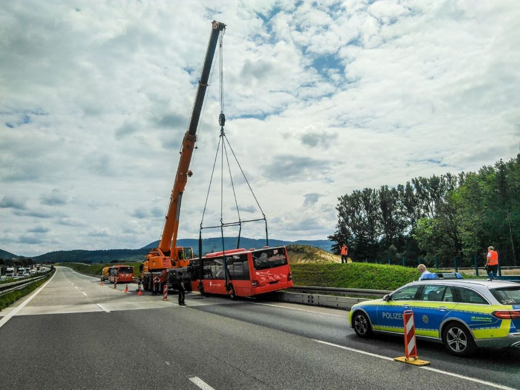14.08.2019 Bus kommt auf A8 bei Weilheim von der Fahrbahn ab und prallt gegen Betonbegrenzung.