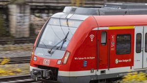 59-jähriger Mann stürzt vor stehende  S-Bahn