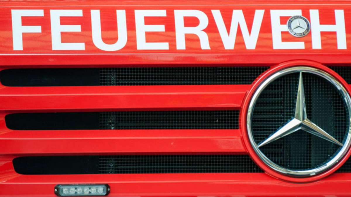 Autobrand bei Herrenberg: Kleinwagen  auf der A81 in Flammen