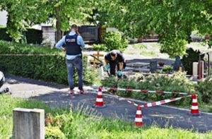 Auf einem der Gräberfelder sichert die Polizei Spuren der Tat. Foto: 7aktuell.de/Kevin Lermer