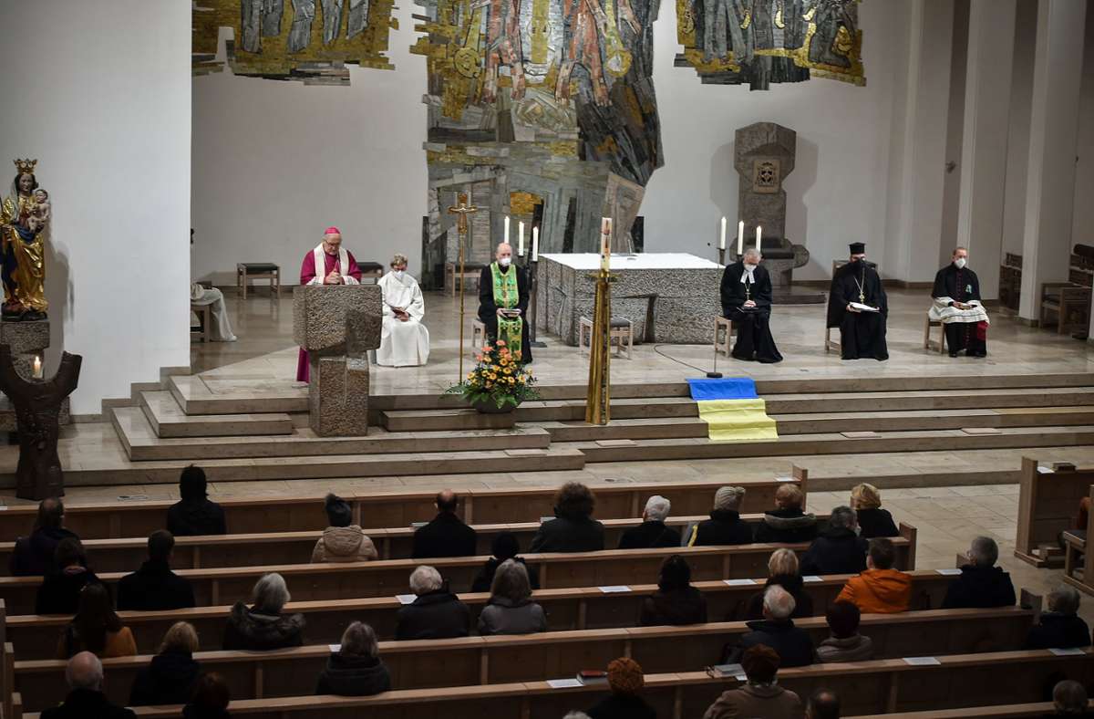 Stuttgarter Domkirche St. Eberhard: Beten für den Frieden in der Ukraine