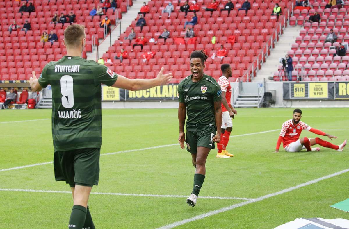 Spiel gedreht: Sasa Kalajdzic (li.) und Daniel Didavi bejubeln das 2:1 des VfB Stuttgart beim 1. FSV Mainz 05.