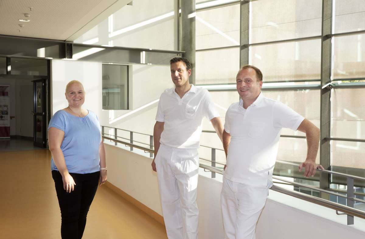 Ivonne van der Lee (von links nach rechts), Stefan P. Renner und Michael Burkhardt setzen sich dafür ein, dass die Krankheit Endometriose bekannter wird.