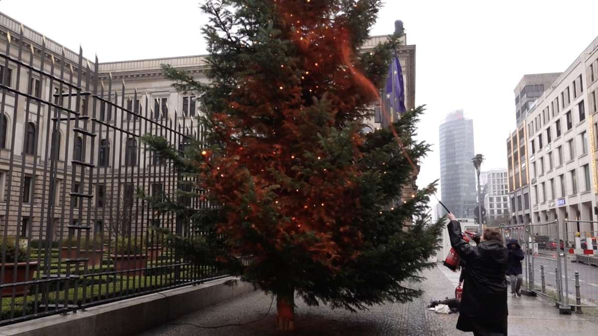 Letzte Generation: Klimaschützer besprühen Weihnachtsbäume mit oranger Farbe