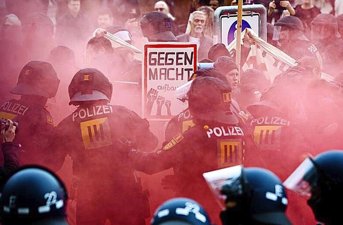 Demonstrationen am 1. Mai in Stuttgart: Übergriffe auf  Polizei – Beamte setzen Schlagstöcke ein