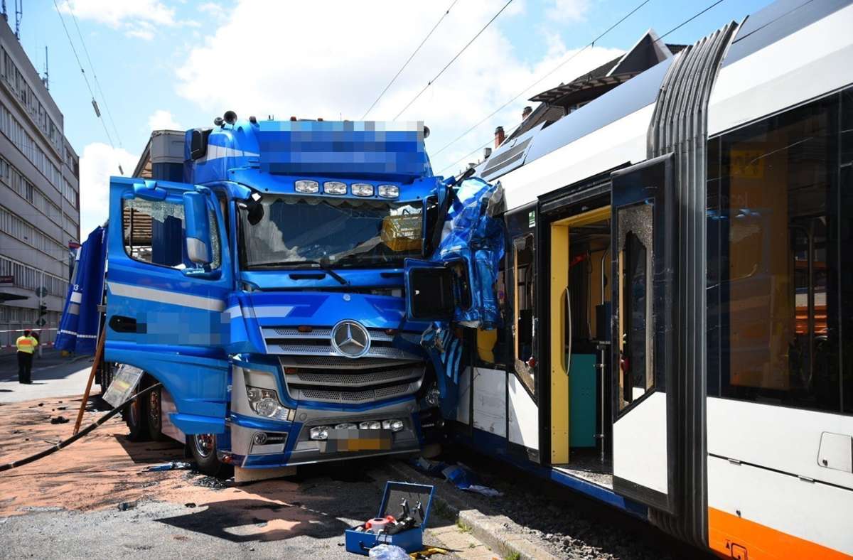 Unfall in Mannheim: Straßenbahn entgleist nach Zusammenstoß mit Laster