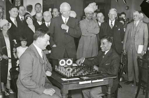Khan (rechts am Tisch) 1932 bei den englischen Schachmeisterschaften Foto: imago/United Archives International
