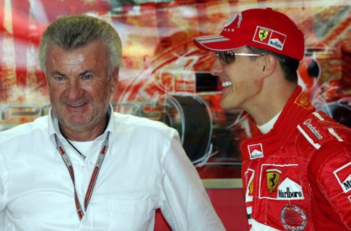 Ein erfolgreiches Gespann in der Formel 1 bis 2009: Willi Weber (li.) und Michael Schumacher (Foto von 2004) Foto: dpa//ero Breloer