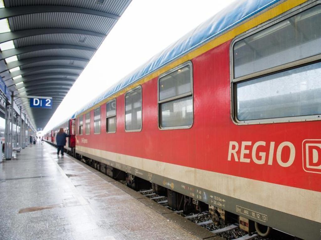 Der Mann fuhr auf der hinteren Lok eines Regionalzugs mit: Plochingen: Bahnsurfer sorgt für Gleissperrung