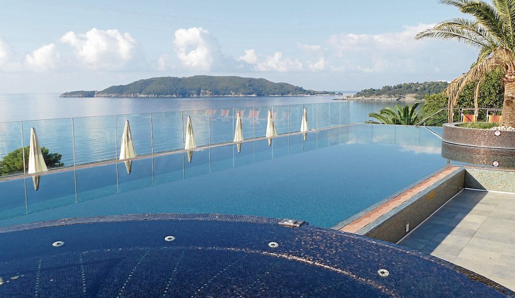 Ein Plätzchen zum Träumen und Genießen: Die Terrasse mit dem großzügigen Außenpool des Hotels Queen of Montenegro. Der Blick schweift über das Meer zur Insel Sveti Nikola.