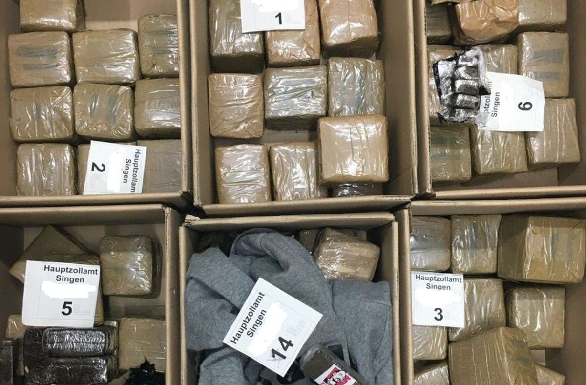 Drogenschmuggel aus der Schweiz: 55-Jähriger hat große Mengen Haschisch im Gepäck