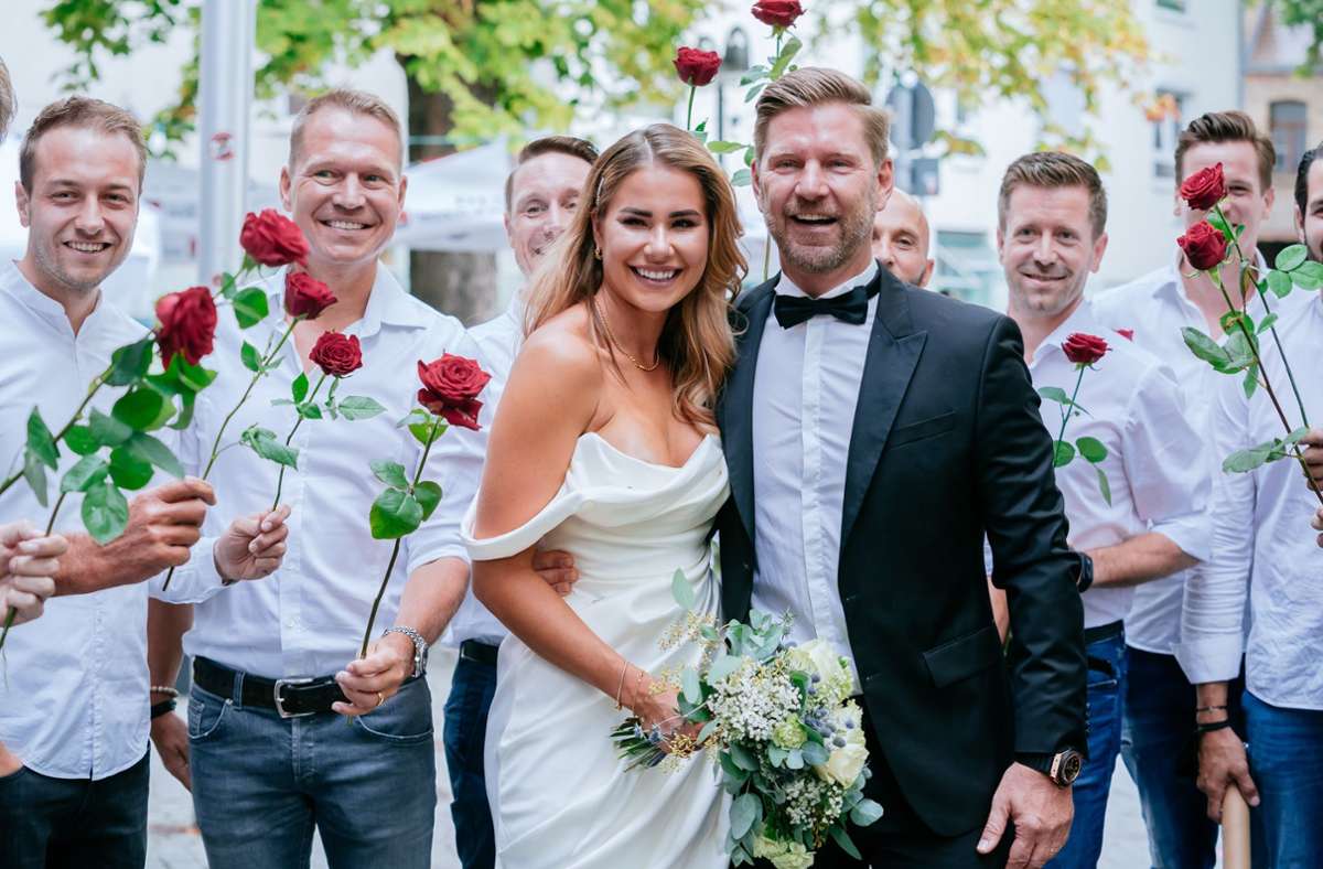Viele schöne Männer haben eine Rose für sie:  Anahita Rehbein, die Miss Germany 2018,  mit ihrem Mann   Jörg Echtermann  vor dem Standesamt in Bad Cannstatt.