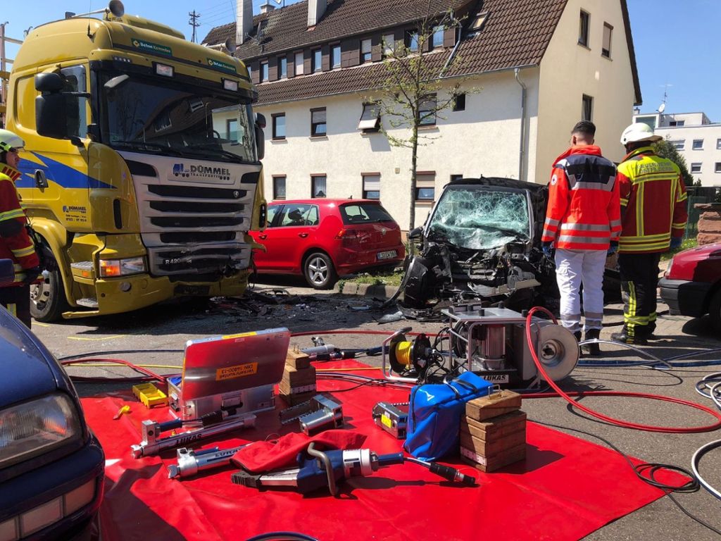 19.4.18: Schwerer Verkehrsunfall in Ostfildern-Nellingen. Smart-Fahrer eingeklemmt.