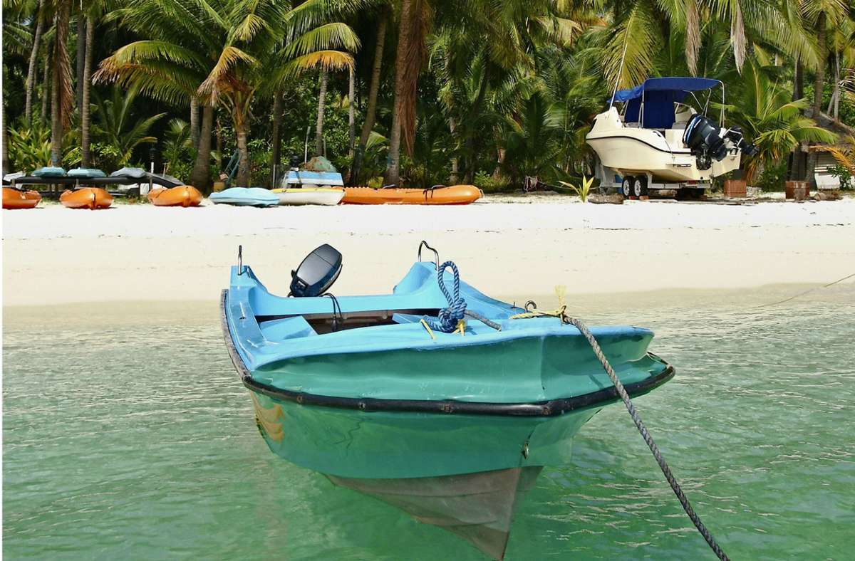 Motorboot am Strand der Lakkadiven-Insel Bangaram Island