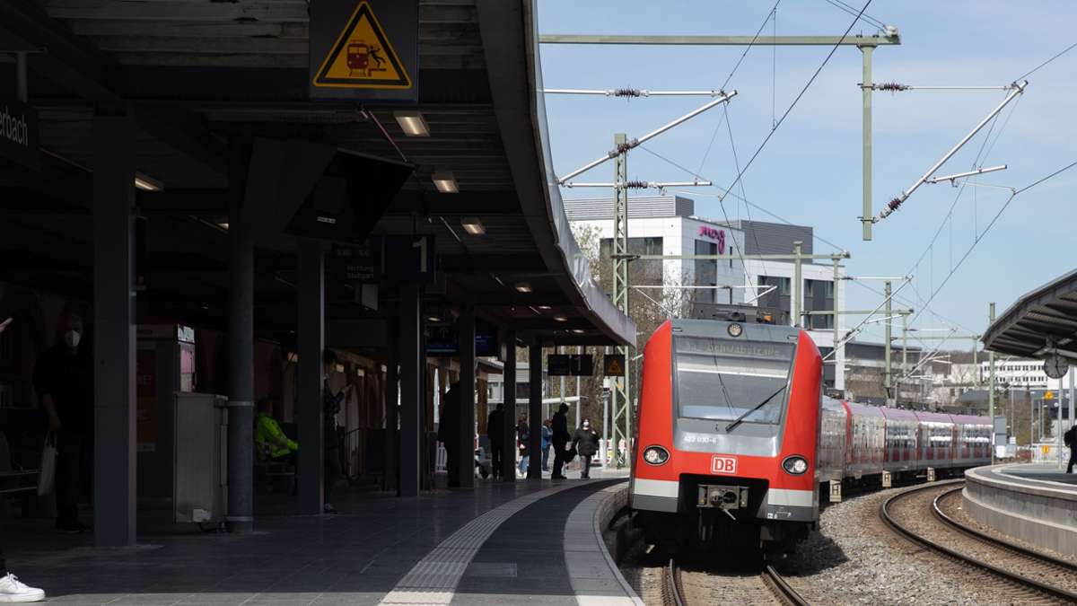 Zwischen Stuttgart und Marbach: Männer attackieren Fahrgast in S-Bahn und rauben Handy