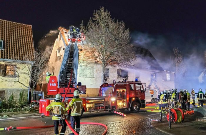 Oberderdingen im Kreis Karlsruhe: Mann kommt bei Feuer in Haus ums Leben