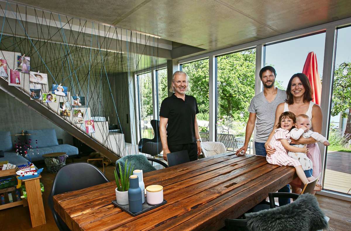 Der Architekt Thomas Sixt Finckh (links) mit Jan, Franziska, Emma und Mats Wächter in ihrem preisgekrönten Haus