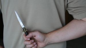 Unbekannter verletzt 18-Jährigen schwer mit Messer