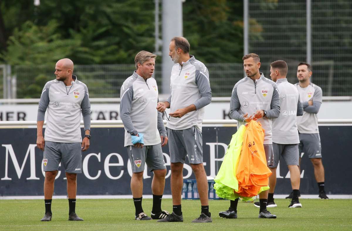 Zwölfköpfiges Trainerteam – mit Chefcoach Pellegrino Matarazzo in der Mitte. In unserer Bildergalerie bilden wir den gesamten Trainerstab des VfB ab.