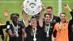 Übergabe der Meisterschale nach Spiel gegen VfB Stuttgart