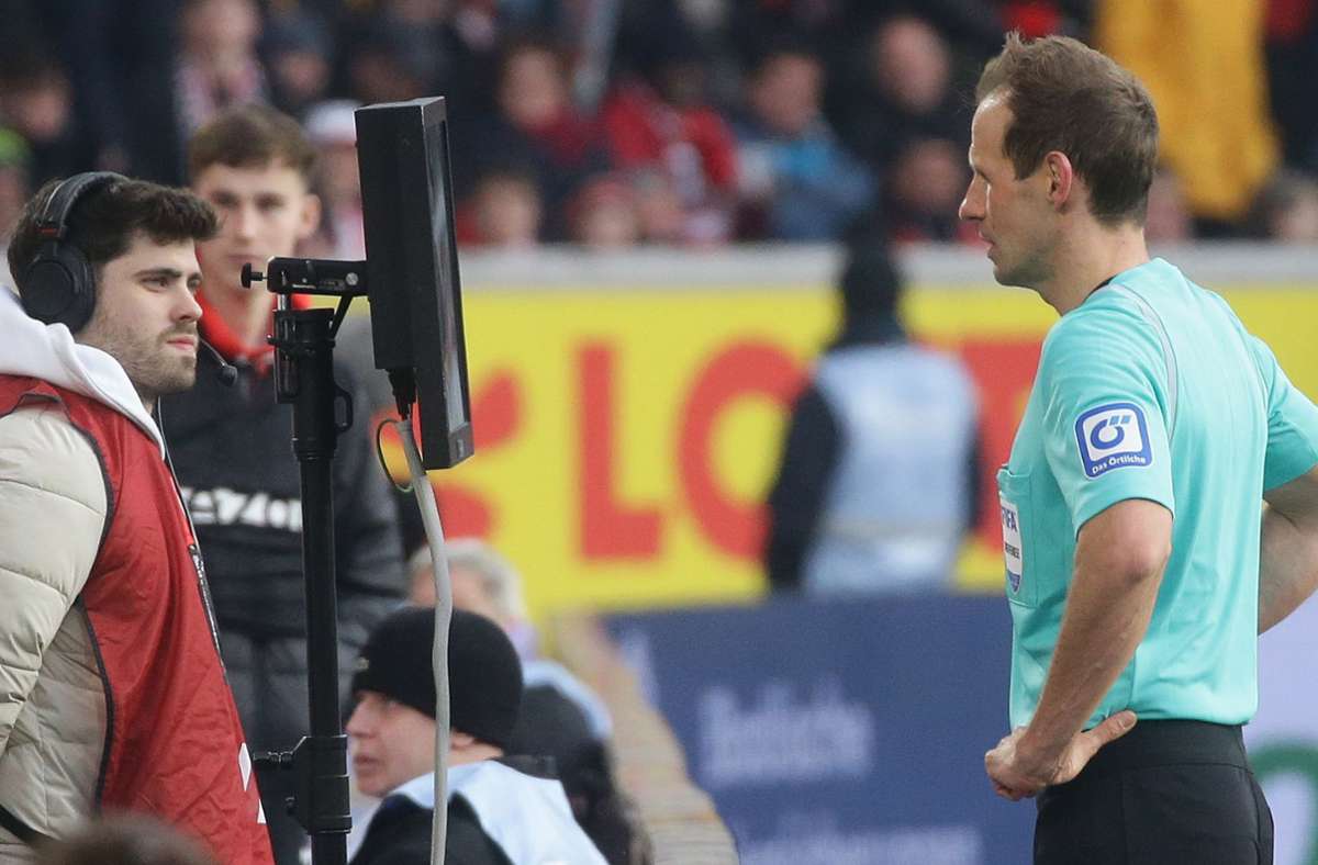 Schiedsrichter Sascha Stegemann korrigierte am Samstag zwei seiner Entscheidungen – und entschied gegen den VfB Stuttgart.