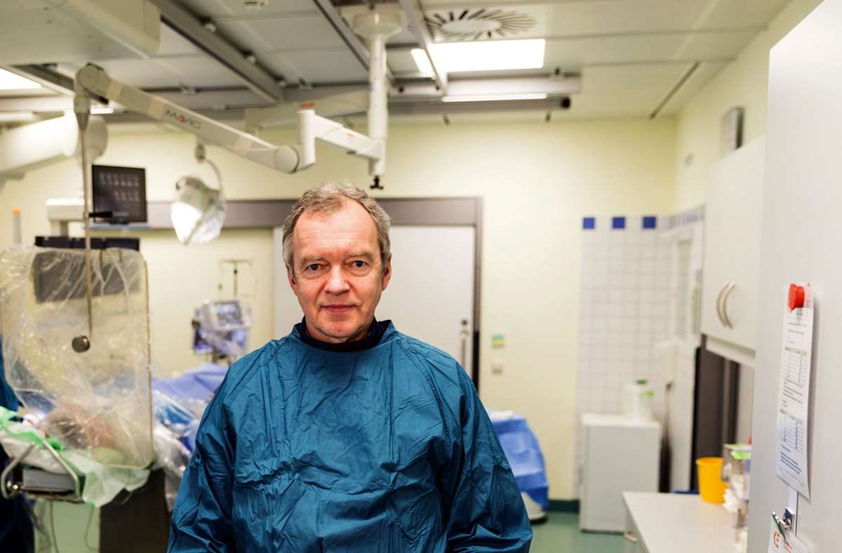 Der Kardiologe Matthias Leschke und seine Kolleginnen und Kollegen entscheiden von Fall zu Fall, welcher Eingriff am sinnvollsten ist. Foto: Klinikum Esslingen