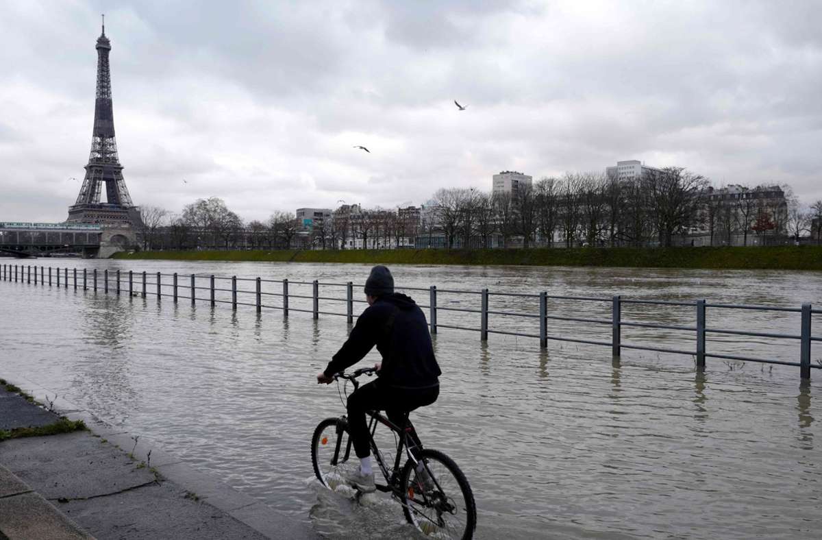 So mancher Pariser Radfahrer ließ sich von den Wassermassen nicht beirren.