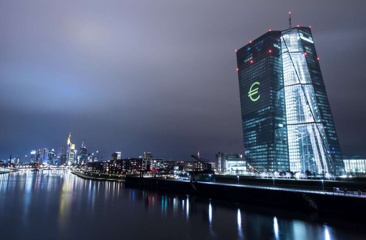 Die EZB hebt den Leitzins im Euroraum erneut an. Foto: dpa/Boris Roessler