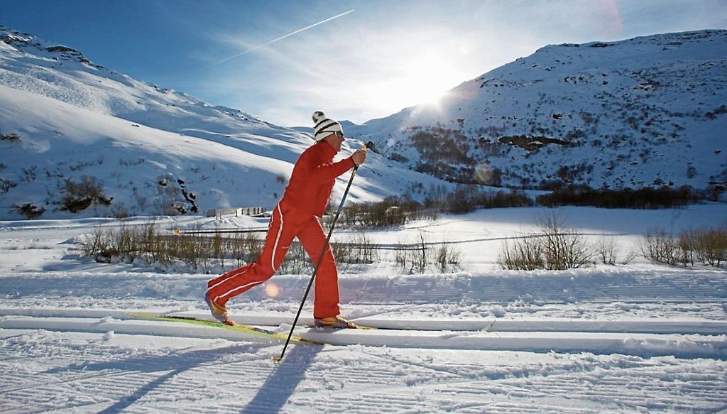 Langläufer bei Les Menuires, in den Savoyen (Frankreich). Das Skigebiet zählt zu den Trois Vallées, mit 600 Pistenkilometern eines der größten der Welt. Hier liegt der Schnee teils über zwei Meter hoch. www.lesmenuires.com Foto: Archiv