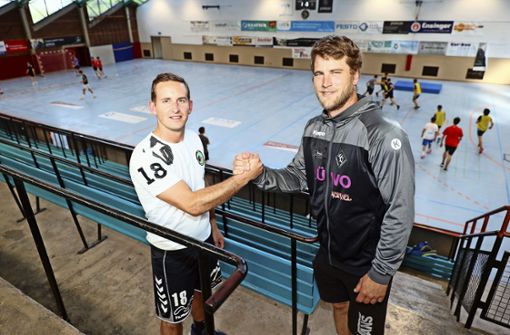 Shakehands vor dem Esslinger Handball-Derby in der Schelztorhalle: Christopher Frohna (links) und Fabian Sokele. Foto: /Robin Rudel