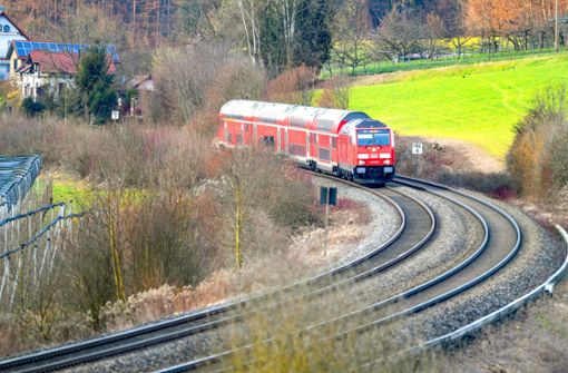 Mehr Bahnstrecken in Baden-Württemberg könnten elektrifiziert werden – das Archivbild zeigt die Südbahn von Ulm nach Lindau vor dem Ausbau mit Elektromasten Foto: dpa/Felix Kästle