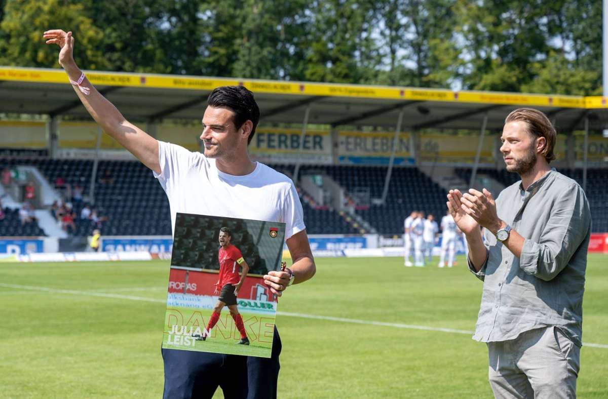 Julian Leist  (li., neben Sportvorstand Michael Ferber) bei der Verabschiedung  im August 2021 bei der SG Sonnenhof Großaspach. Foto: imago/Peter Hartenfelser